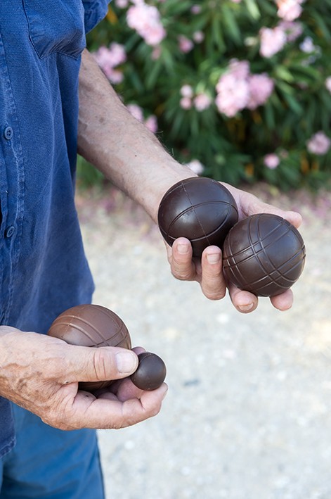 castelain-moulages-boules-de-p-tanque-chocolat-190g-noir-et-lait image 2